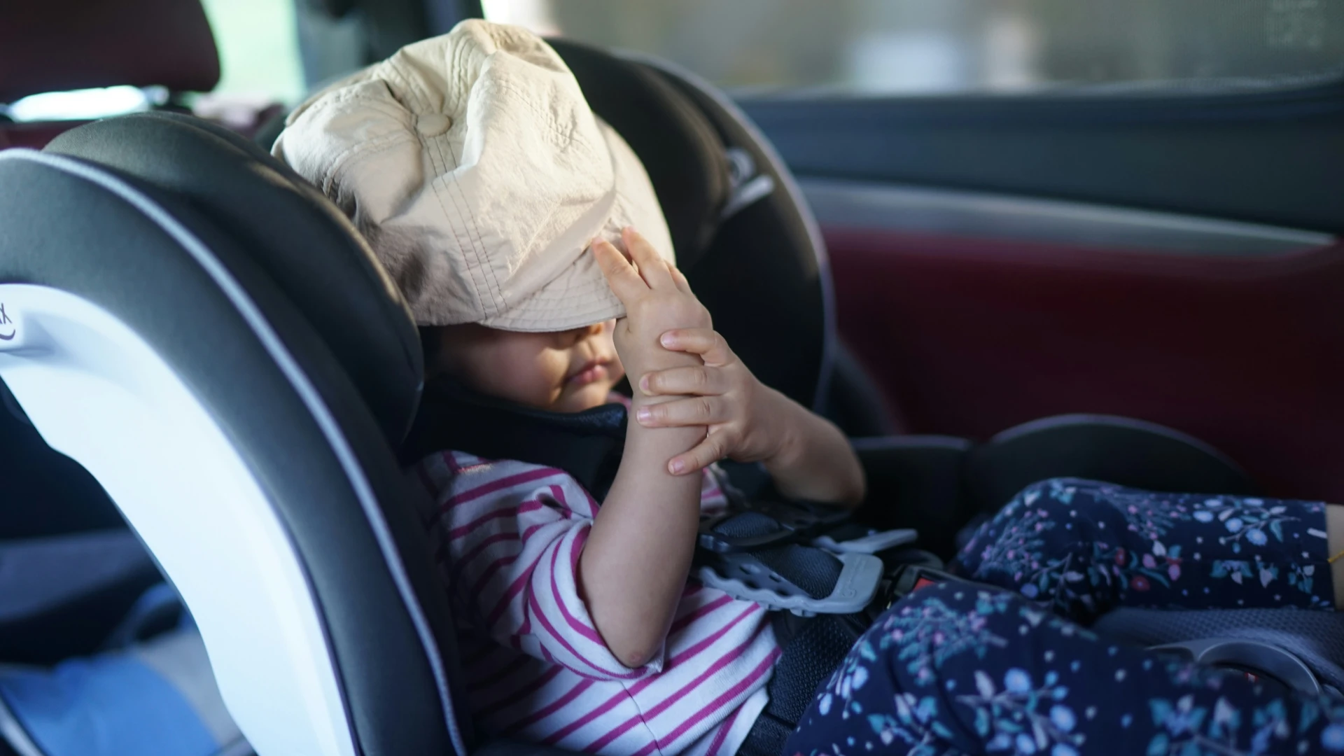 Ein Kind in einem Kindersitz im Flughafentaxi