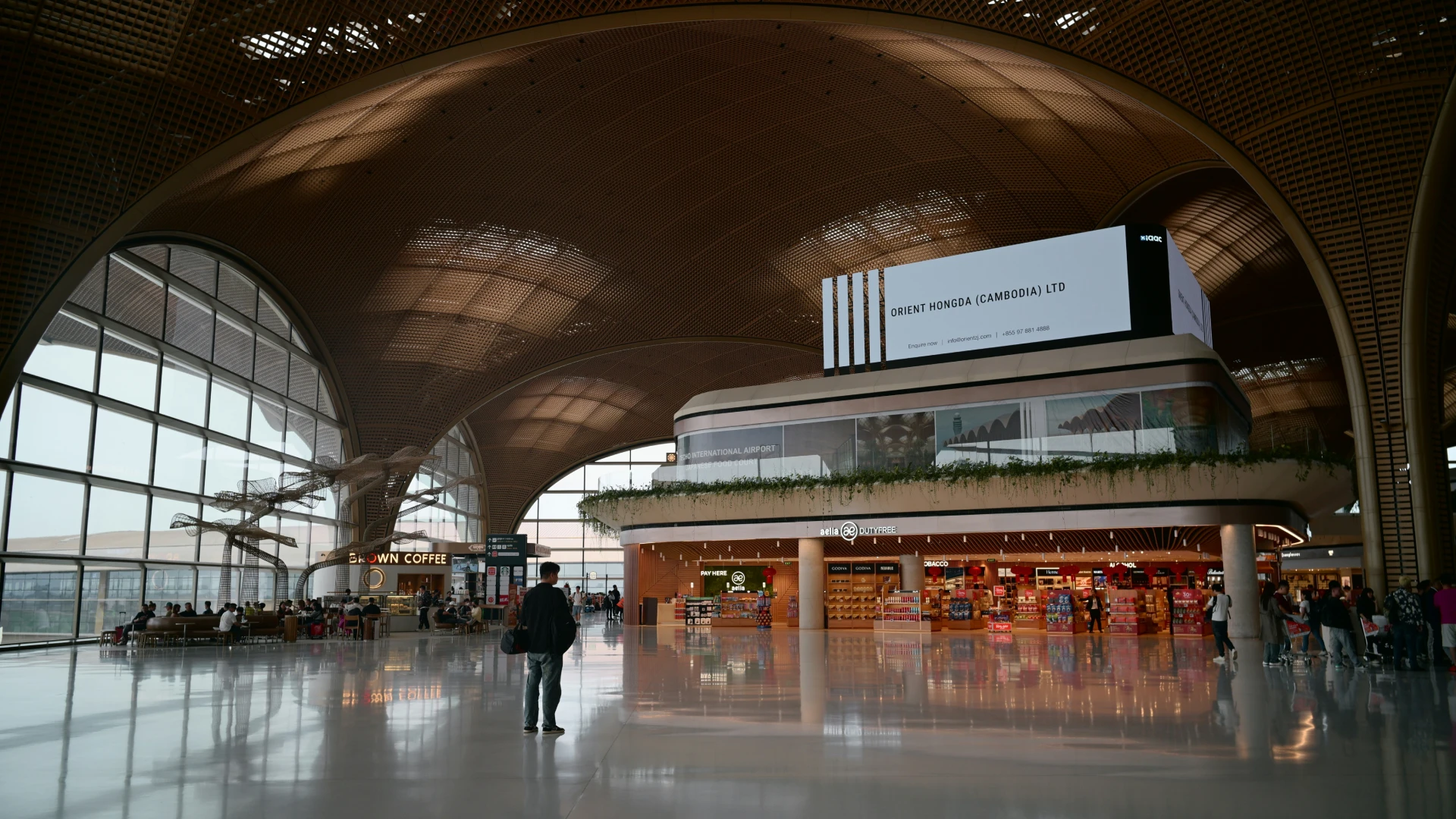 Mann mit einem Handgepäckstück am Flughafen