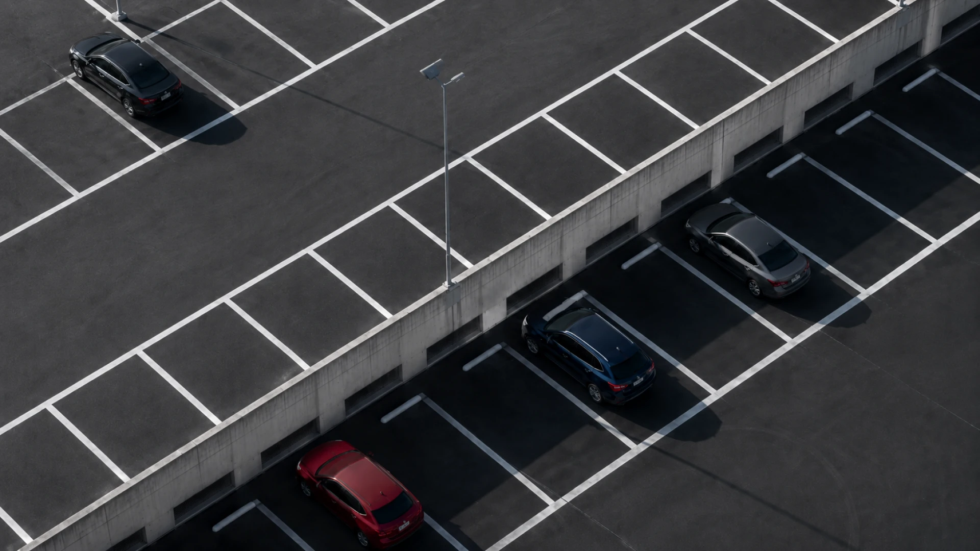 Parkdeck mit markierten Stellplätzen und mehreren Autos