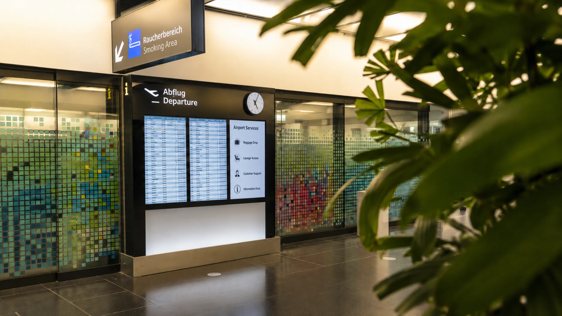Abfluganzeige und Uhr im Terminal am Flughafen Wien